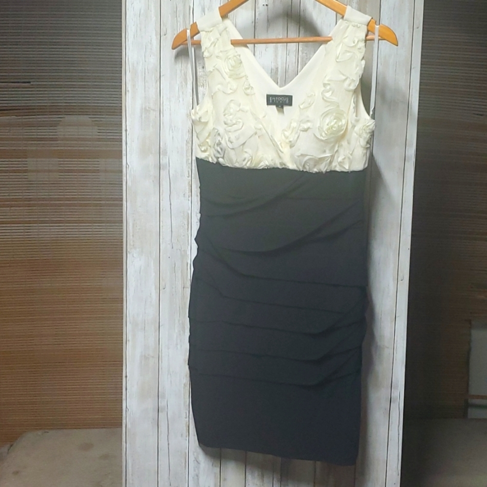 En Focus B&W flower top dressed